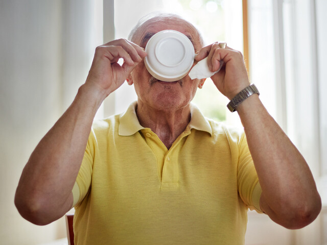 Senior beim Essen