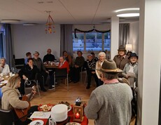 Ältere Menschen bei einer Weihnachtsfeier