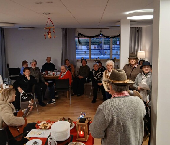 Ältere Menschen bei einer Weihnachtsfeier