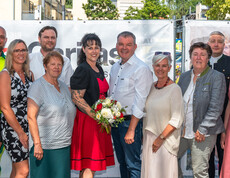 13 Personen stehen in einer Gruppe und blicken freundlich in die Kamera. Bürgermeister Niggas steht vorne links. Mittig rechts ist Hausleiter Josef Url zu sehen, links von ihm Pflegedienstleiterin Claudia Gaube, daneben Maria Gschaider. Zwischen Maria Gschaider und dem Bürgermeister steht Sonja Schmölzer. Rechts von Josef Url stehen unter anderem Vizedirektorin Petra Prattes und Abteilungsleitung Gertraud Krug.