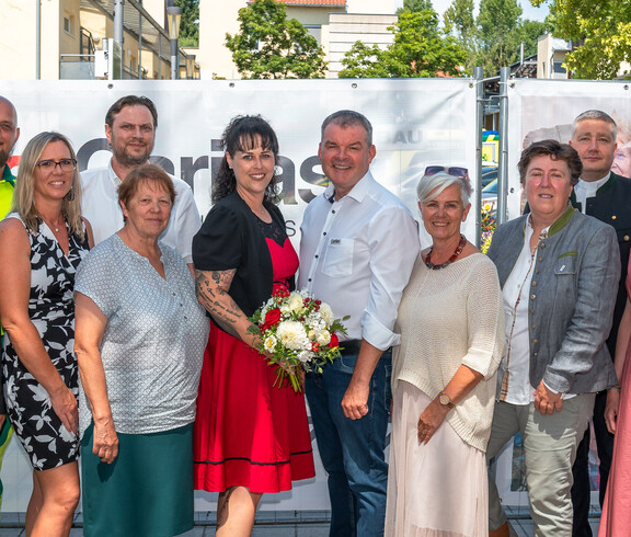 13 Personen stehen in einer Gruppe und blicken freundlich in die Kamera. Bürgermeister Niggas steht vorne links. Mittig rechts ist Hausleiter Josef Url zu sehen, links von ihm Pflegedienstleiterin Claudia Gaube, daneben Maria Gschaider. Zwischen Maria Gschaider und dem Bürgermeister steht Sonja Schmölzer. Rechts von Josef Url stehen unter anderem Vizedirektorin Petra Prattes und Abteilungsleitung Gertraud Krug.