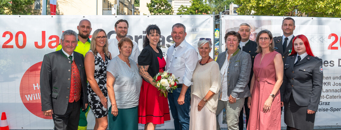 13 Personen stehen in einer Gruppe und blicken freundlich in die Kamera. Bürgermeister Niggas steht vorne links. Mittig rechts ist Hausleiter Josef Url zu sehen, links von ihm Pflegedienstleiterin Claudia Gaube, daneben Maria Gschaider. Zwischen Maria Gschaider und dem Bürgermeister steht Sonja Schmölzer. Rechts von Josef Url stehen unter anderem Vizedirektorin Petra Prattes und Abteilungsleitung Gertraud Krug.