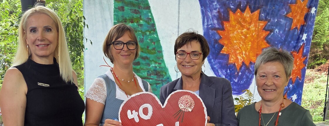 Ein Foto mit Caritas Bereichsleiterin Donata Rössler Merlin, die sich gemeinsam mit der Hausleitung Sara Koch, Landesrätin Dr.in Beate Prettner und Gemeindevorständin Annemarie Sitter über 40 Jahre Haus Klara freut.