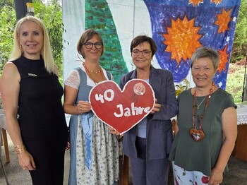 Ein Foto mit Caritas Bereichsleiterin Donata Rössler Merlin, die sich gemeinsam mit der Hausleitung Sara Koch, Landesrätin Dr.in Beate Prettner und Gemeindevorständin Annemarie Sitter über 40 Jahre Haus Klara freut.