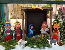 Bemalte Holzfiguren der Weihnachtskrippe mit Maria, Josef, Jesus und Tieren