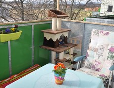 Balkon mit Tisch