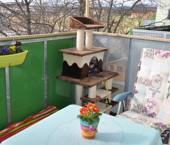 Balkon mit Tisch