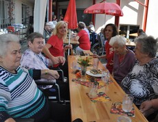 BewohnerInnen und BetreuerInnen singen und tanzen beim Sturmheuriger im Caritas Haus Elisabeth