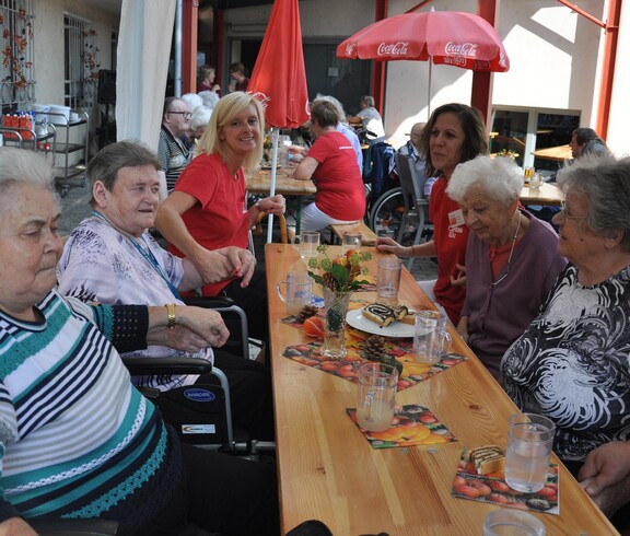 BewohnerInnen und BetreuerInnen singen und tanzen beim Sturmheuriger im Caritas Haus Elisabeth