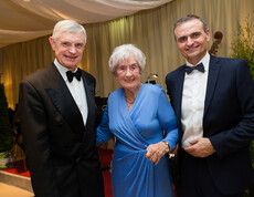 Prof. Thomas Schäfer-Elmayer, Elisabeth Pischinger (Bewohnerin Haus St. Teresa) und Hausleiter Michael Huber