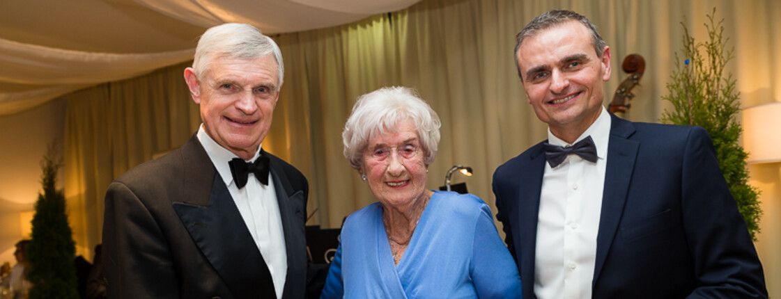 Prof. Thomas Schäfer-Elmayer, Elisabeth Pischinger (Bewohnerin Haus St. Teresa) und Hausleiter Michael Huber