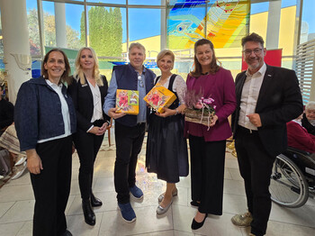 Gruppe von Gästen bei der Feier zu 20 Jahren Haus Suavitas in Friesach, einem Caritas-Pflegewohnhaus für ältere Menschen.
