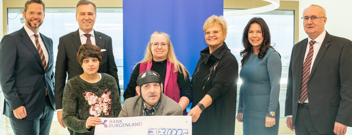Bank Burgenland Vorstände Berthold Troiß und Christian Jauk, Elisabeth Milkovits, Caritas Burgenland Bereichsleiterin für Behinderung & Inklusion, Doris Fennes-Wagner vom Caritas Fundraising, Bank Burgenland Vorstände Andrea Maller-Weiß und Gerhard Nyul mit zwei Caritas Haus Vitus Tagesgästen/Bewohner*innen;