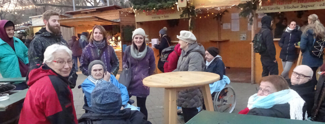 BewohnerInnen des Caritas Pflegewohnhaus Schönbrunn am Adventmarkt Karlsplatz