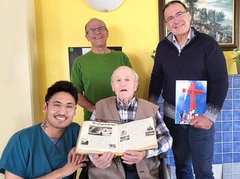 Caritas-Mitarbeiter Tarnde Nam Gyal Tsang und Hermann Kutschera mit zwei seiner drei Söhnen Roland (links) und Günter.