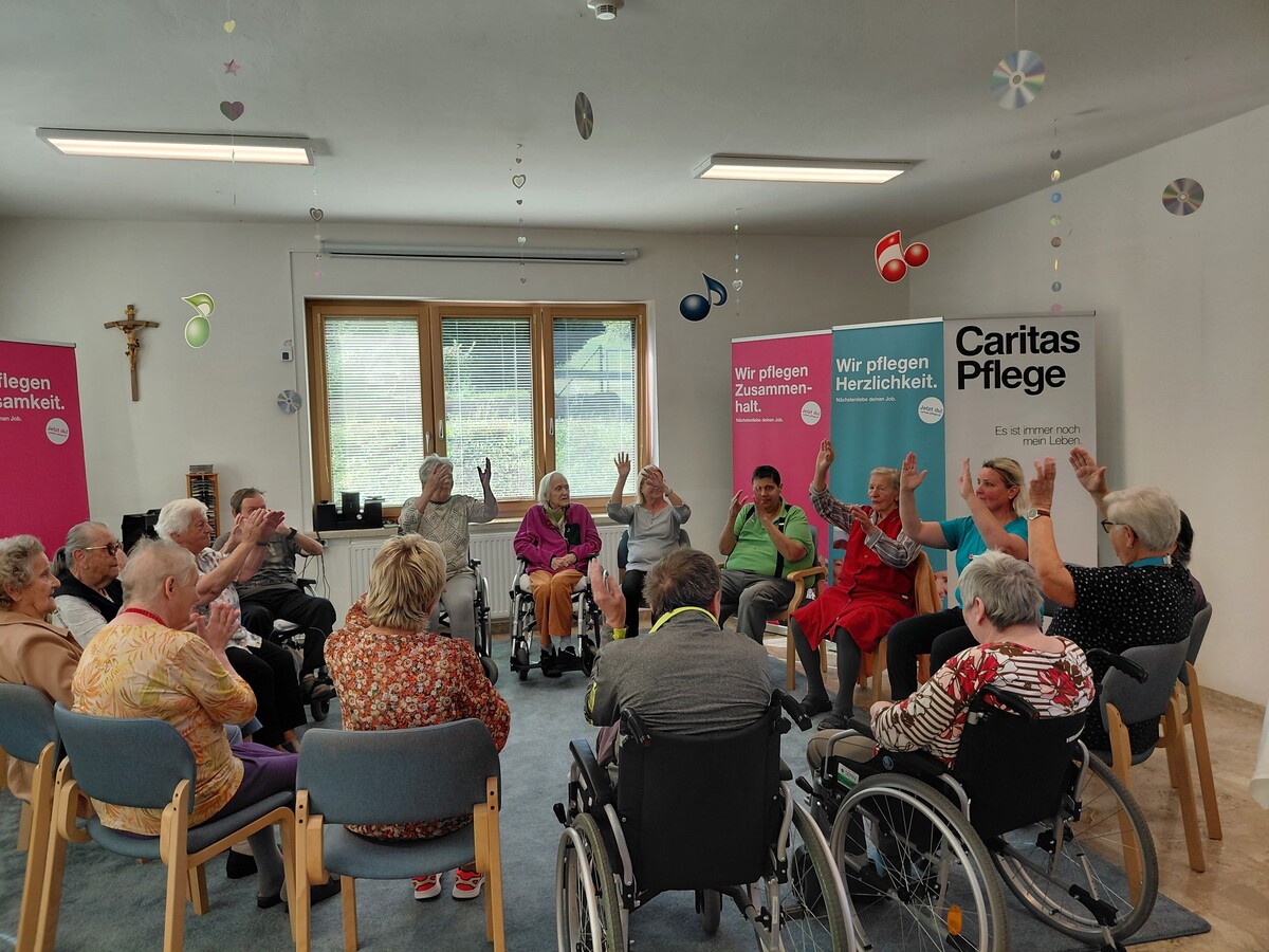 ein-nachmittag-voller-rhythmus-und-tanz-caritas-pflege