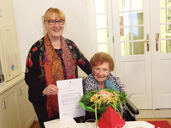 Anna Derfler, Bezirksrätin in Meidling, gratuliert Bewohnerin Florentine Haluzik zum 90. Geburtstag im Haus Schönbrunn