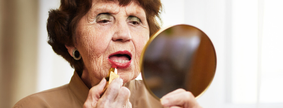 Seniorin beim Schminken