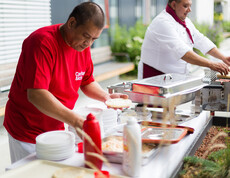 Reginaldo Ulaye aus dem Haus St. Teresa serviert leckere Ćevapčići vom Grill.