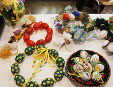 Bunte Osterkränze beim Ostermarkt