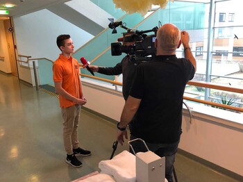 Ein Zivildiener wird von einem ORF Mann interviewt und von einem zweiten Kameraman gefilmt.