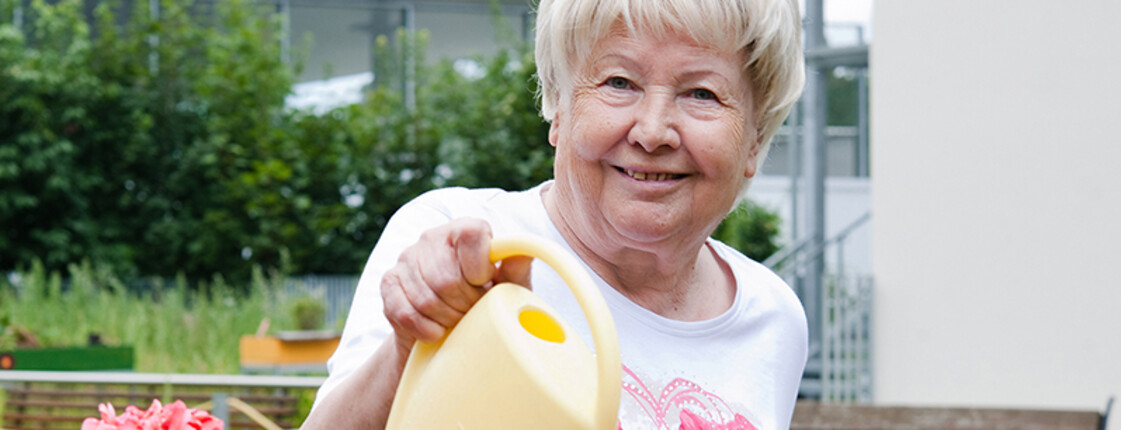 Bei der Gartenarbeit Bei der Gartenarbeit