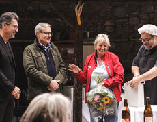 Mitarbeitende überreichen Blumen und Geschenk bei einer Verabschiedung im Caritas St. Hemma-Haus.