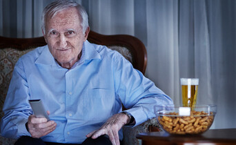 Senior beim Mitternachtssnack