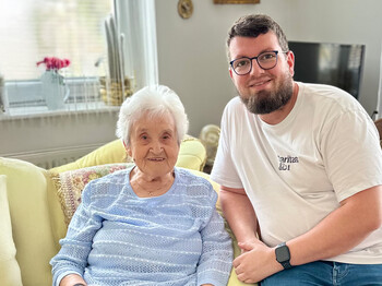 Junge Pflegekraft besucht Seniorin zuhause im Rahmen mobiler Pflegedienste.