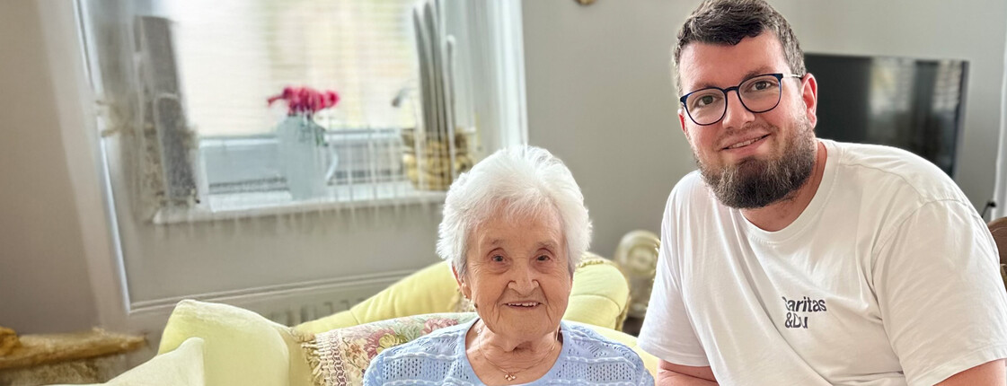 Junge Pflegekraft besucht Seniorin zuhause im Rahmen mobiler Pflegedienste.