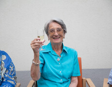 Ad multos annos! Prost! Bewohnerin Margit Holdhaus freut sich mit!