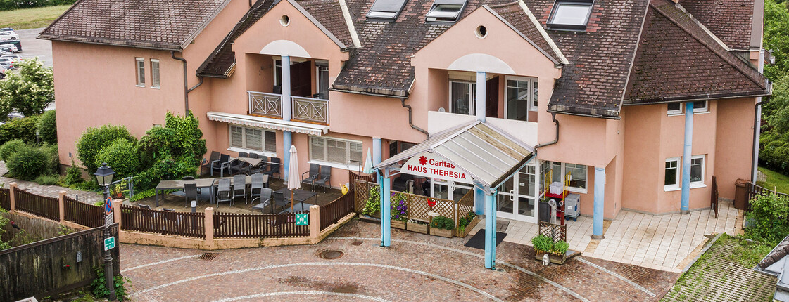 Es ist die Vorderansicht des Hauses Theresia in Feldkirchen zu sehen.