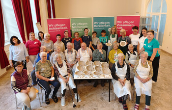 Gruppenfoto im Haus Elisabeth in St. Andrä mit Besucher*innen und Bewohner*innen beim kreativen Arbeiten mit Ton.