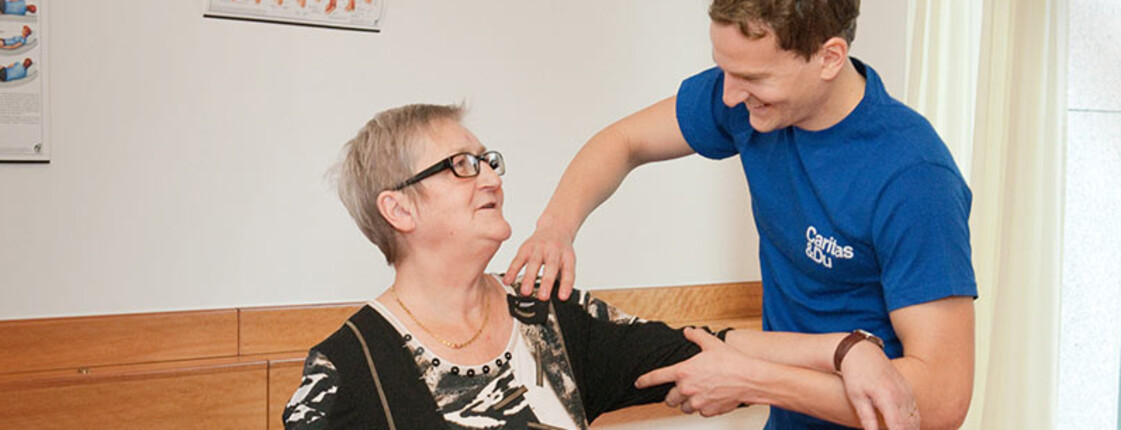 Seniorin und Ergotherapeut Seniorin und Ergotherapeut