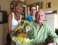 Franz Baumann feiert seinen 100. Geburtstag (im Bild mit Gattin und Manuela Detter, Leiterin der Sozialstation Donaufeld)