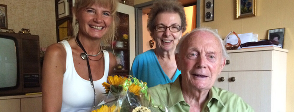 Franz Baumann feiert seinen 100. Geburtstag (im Bild mit Gattin und Manuela Detter, Leiterin der Sozialstation Donaufeld)