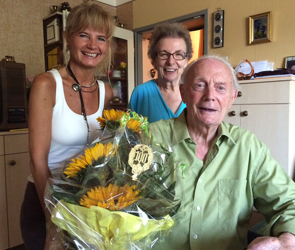 Franz Baumann feiert seinen 100. Geburtstag (im Bild mit Gattin und Manuela Detter, Leiterin der Sozialstation Donaufeld)