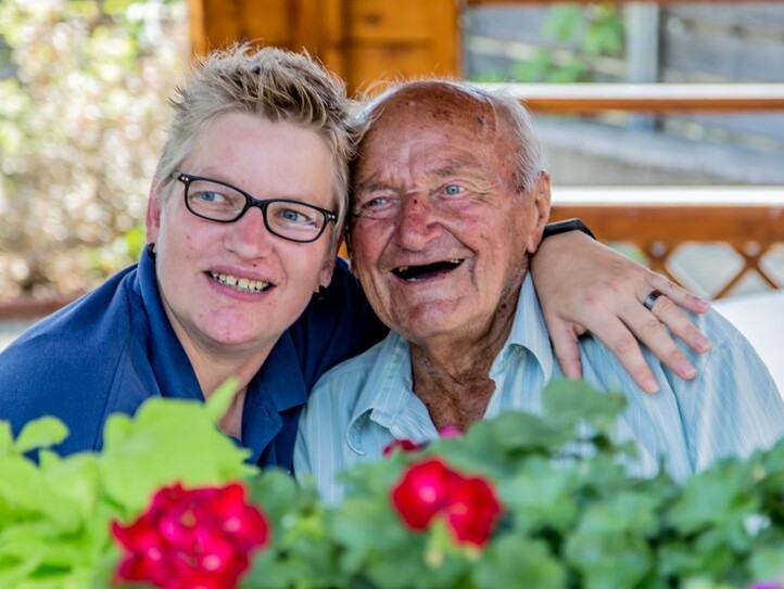 Bewohner und Pflegerin