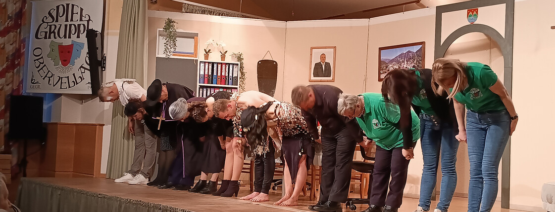 Schauspielensemble der Obervellacher Theatergruppe verbeugt sich nach dem Stück „Zwei Bürgermeister für ein Halleluja“.