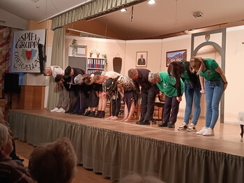 Schauspielensemble der Obervellacher Theatergruppe verbeugt sich nach dem Stück „Zwei Bürgermeister für ein Halleluja“.