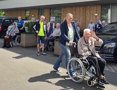 Die Bewohnerinnen und Bewohner machen sich gemeinsam auf den Weg zum Bus, der sie sicher zum Ausflugsziel bringt.