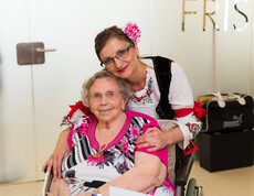 Jelena Krstic aus dem Haus St. Teresa mit Bewohnerin Hermine Feichtl.