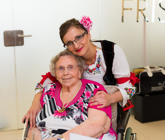 Jelena Krstic aus dem Haus St. Teresa mit Bewohnerin Hermine Feichtl.