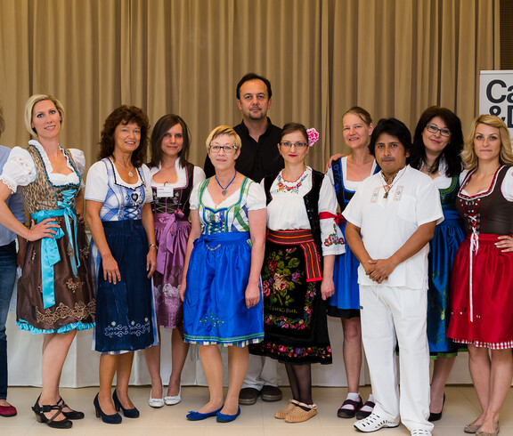 Für das interkulturelle Mittagessen zeigte sich das Team des Haus St. Teresa in traditioneller Landestracht. 