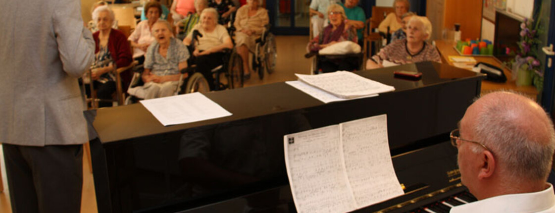 Bewohnerinnen und Bewohner beim Musizieren Bewohnerinnen und Bewohner beim Musizieren