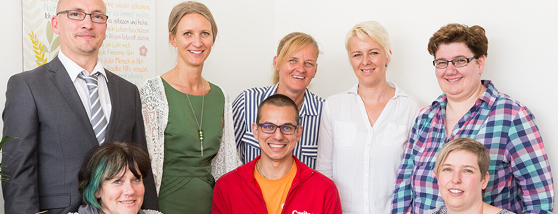 Das Team der Caritas Pflege Wr. Neustadt freut sich über das neue Büro. (v.l.n.r.) sitzend: Pölzlbauer Helga, Hackl Christian, Werfring Doris
stehend: Kainrath Christian, Hartmann Sabine, Pachler Andrea, Jammertzheim Birgit, Rennhofer Helga

