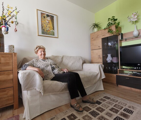 Bewohnerin im Wohnzimmer