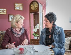 Beratungsgespräch mit einer Angehörigen im Caritas-Pflegewohnhaus Hitzendorf. 