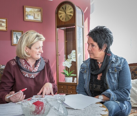 Beratungsgespräch mit einer Angehörigen im Caritas-Pflegewohnhaus Hitzendorf. 