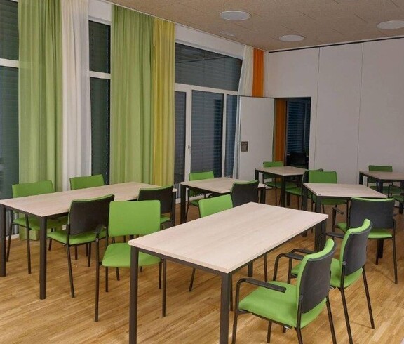 Speiseraum mit Tischen und Stühlen